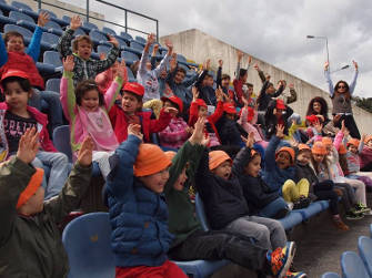 Alunos nas bancadas assistem ao treino