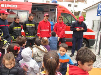 Alunos juntos dos bombeiros