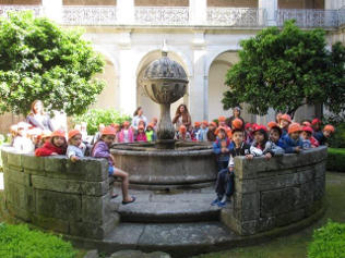 Alunos no átrio do Convento de Arouca