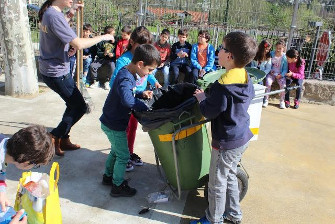 Alunos recolhem res&iacute;duos