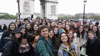 O grupo frente ao Arco do Triunfo