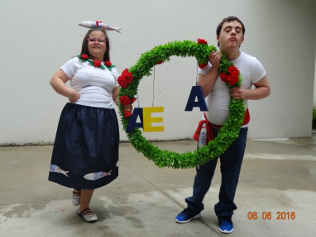 Alunos com adereços para a marcha dos santos populares