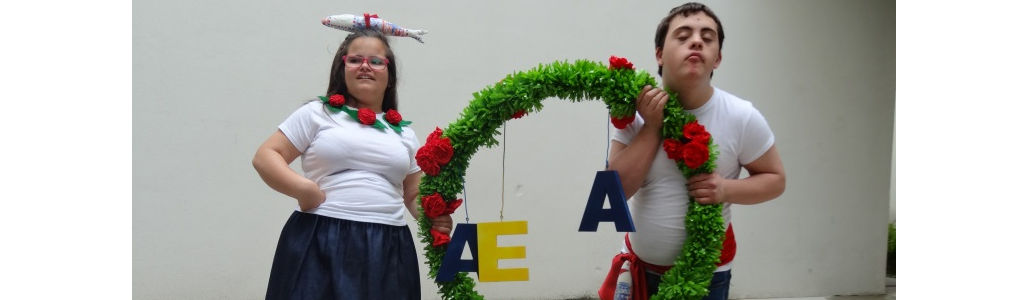 Alunos com adereços para a marcha dos santos populares