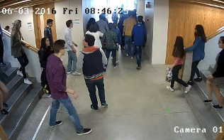 Saida dos alunos para o corredor central do edifício