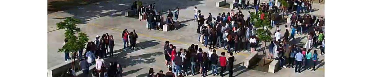 Alunos reunidos na zona exterior do edificio