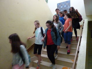 Alunos dirigem-se para uma saida.