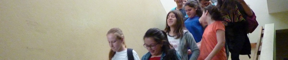 Alunos dirigem-se para uma saida.