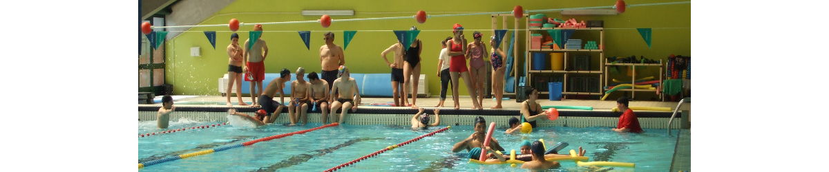 Alunos em atividades de natação adaptada.
