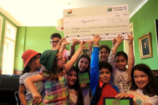 Alunos vencedores exibem o prémio