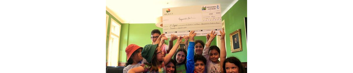 Alunos vencedores exibem o prémio