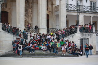 Foto dos alunos nas escadarias da UC