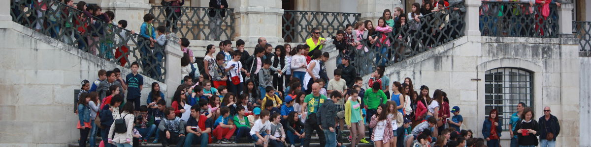 Foto dos alunos nas escadarias da UC
