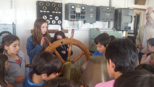 Alunos na ponte do navio