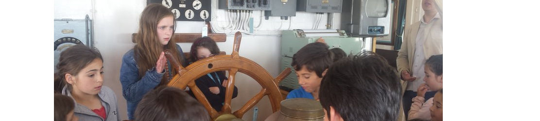 Alunos na ponte do navio