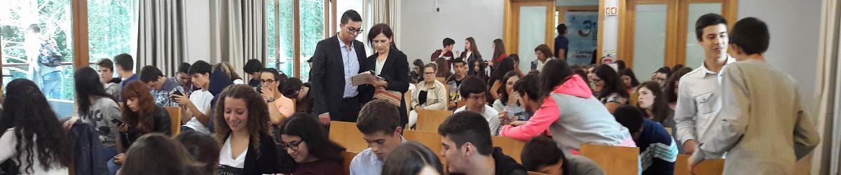 Alunos observam uma demonstração culinária.