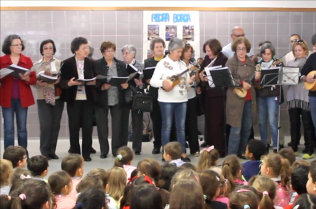 O grupo coral em ação.