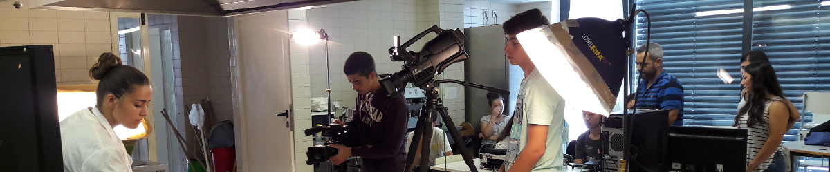 Alunos de Multimédia a filmar confecção de pratos