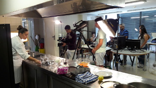 Alunos de Multimédia a filmar confecção de pratos
