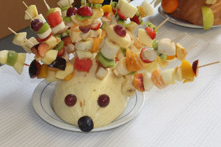 Um melão enfeitado como porco espinho.