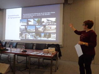 A Diretora, Dra. Adília Cruz, durante a apresentação.