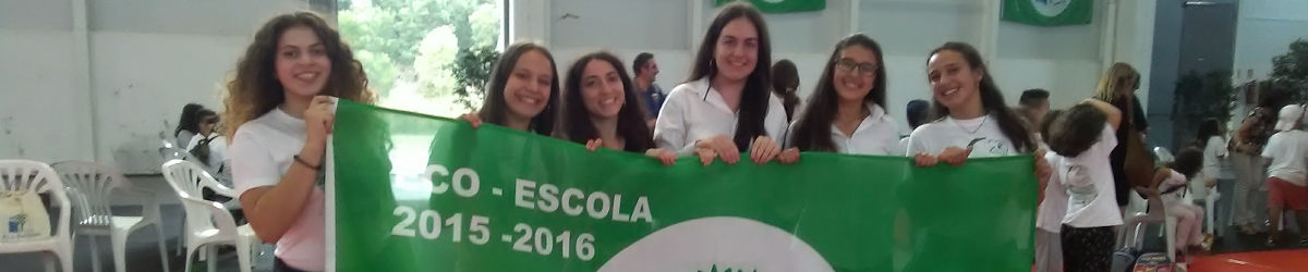 Alunos exibem a bandeira verde.