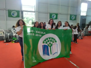 Alunos exibem a bandeira verde.
