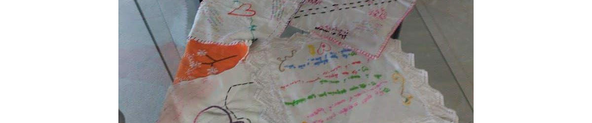 Alguns dos lenços em exposição.