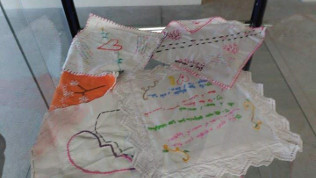 Alguns dos lenços em exposição.