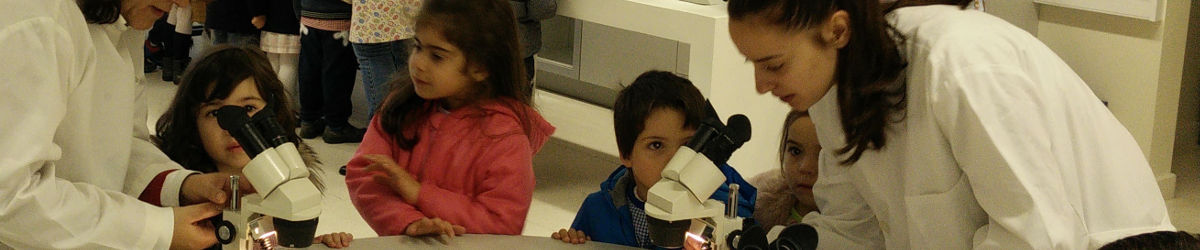 Crianças observam ao microscópio