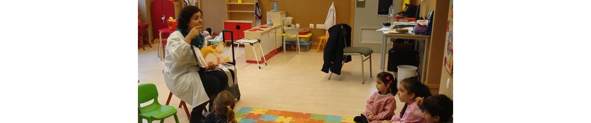 Crianças ouvem com atenção a enfermeira Marta Ferreira