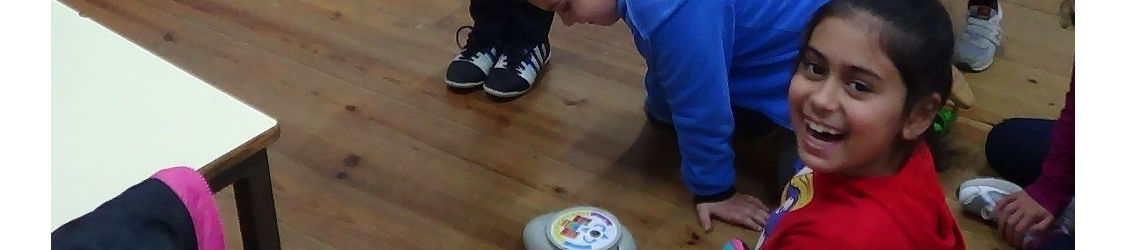 Alunos brincam com um robot.