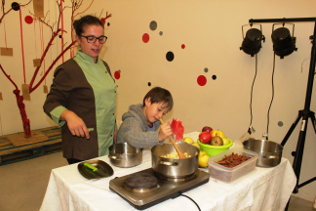 Professora Clara com aluno numa demonstração culinária.
