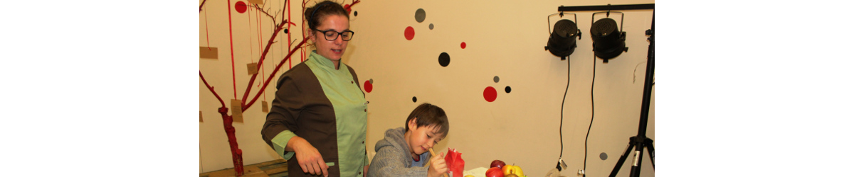 Professora Clara com aluno numa demonstração culinária.