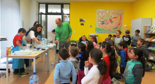 Alunos em atividades.