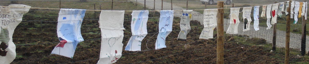 Bandeiras de prece estendidas na Serra da Freita
