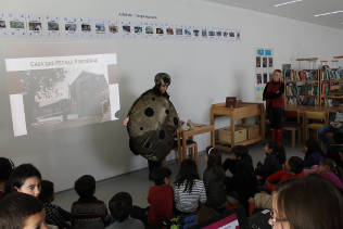 A D. Parideira fala com os alunos.