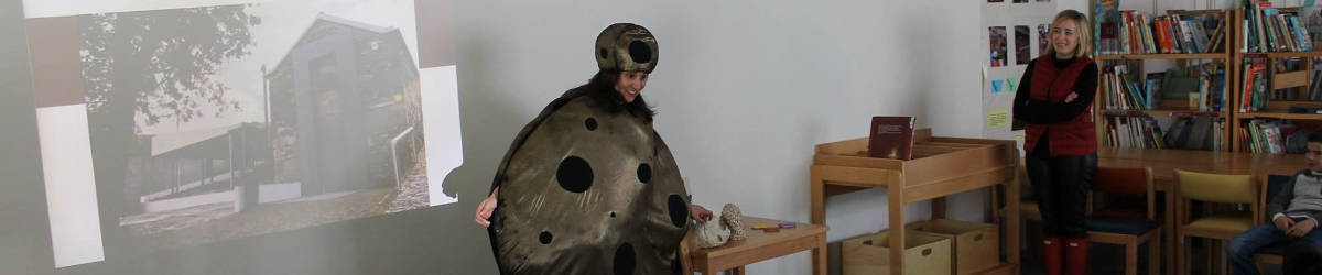 A D. Parideira fala com os alunos.