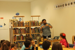 O ilustrador fala com os alunos