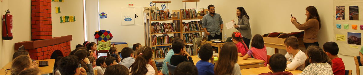 O ilustrador fala com os alunos