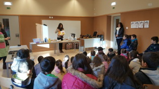 A professora Marta fala com os alunos.