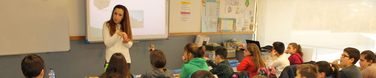 A professora Bárbara com os alunos.