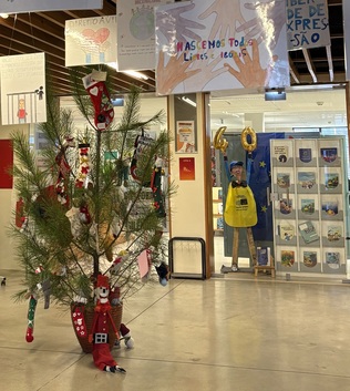Árvores de Natal com Meias Cheias de Direitos  – Direitos Humanos de Meia em Meia