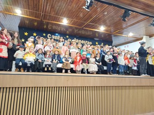 Cantar das Janeiras na EB/JI de Rossas promove tradição e partilha intergeracional